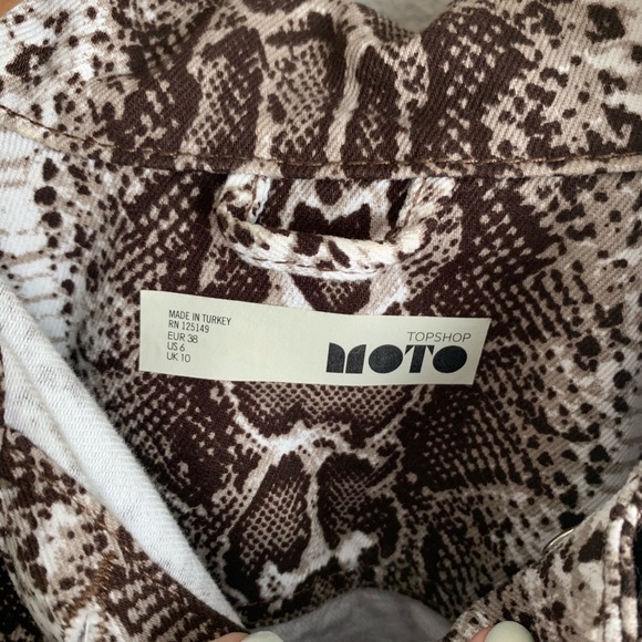 TOPSHOP Snakeskin Print Denim Jacket - Picture 4 of 6